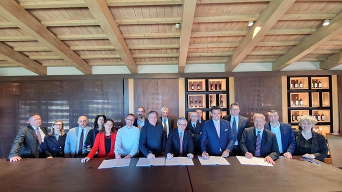 Firma ufficiale del CCNL Laterizi e Manufatti Cementizi